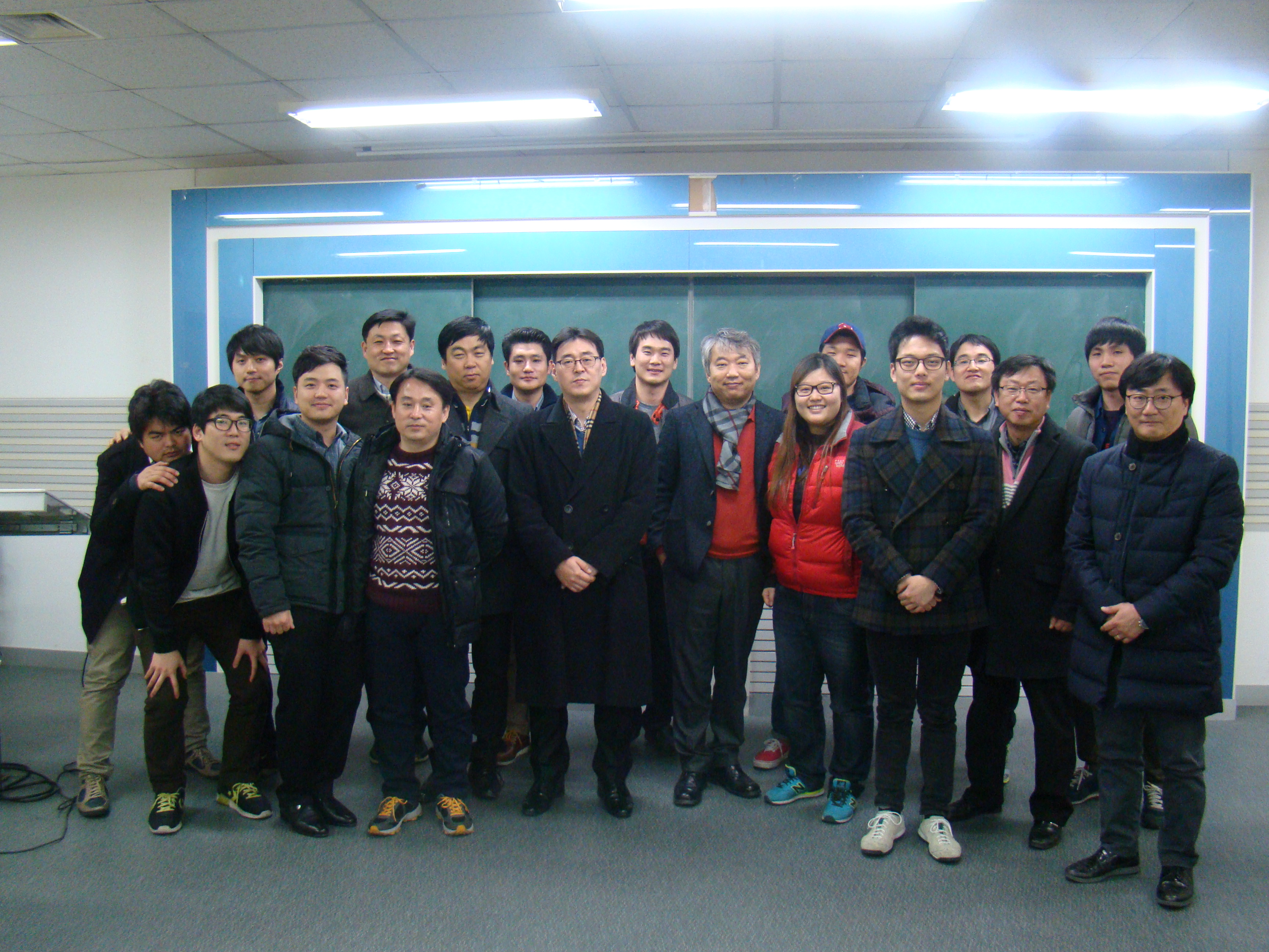 2014년 송년회를 마치며 실내_단체1.JPG